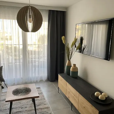 Apartment Sunny Beachside With Pool *